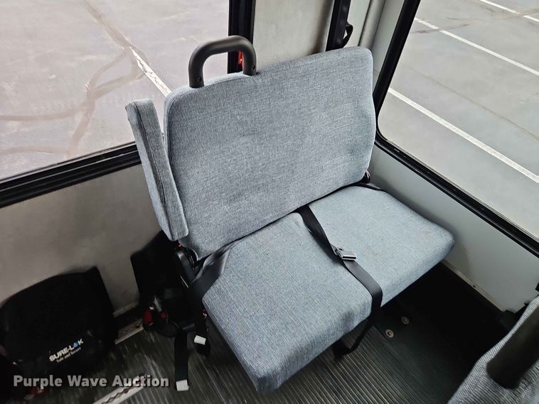 image for item EO8512 2011 Ford E-450 shuttle bus