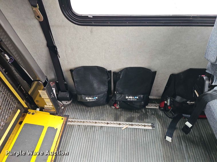 image for item EO8512 2011 Ford E-450 shuttle bus