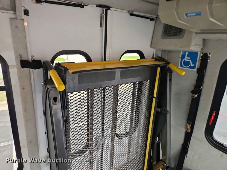 image for item EO8512 2011 Ford E-450 shuttle bus