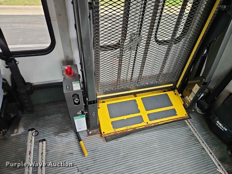image for item EO8512 2011 Ford E-450 shuttle bus