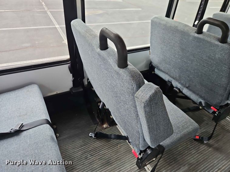 image for item EO8512 2011 Ford E-450 shuttle bus