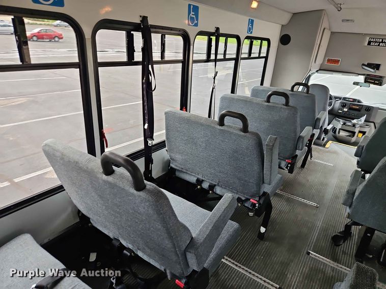 image for item EO8512 2011 Ford E-450 shuttle bus