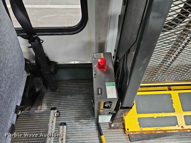image for item EO8512 2011 Ford E-450 shuttle bus