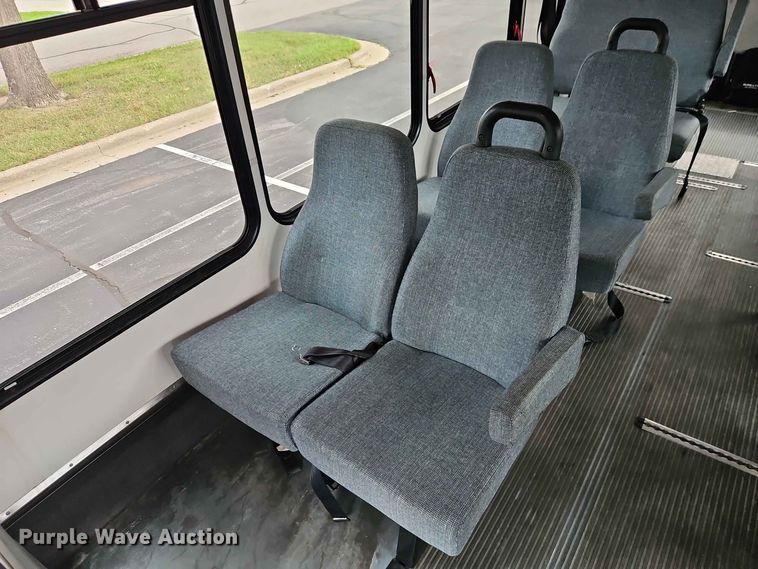 image for item EO8512 2011 Ford E-450 shuttle bus