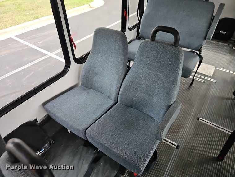 image for item EO8512 2011 Ford E-450 shuttle bus