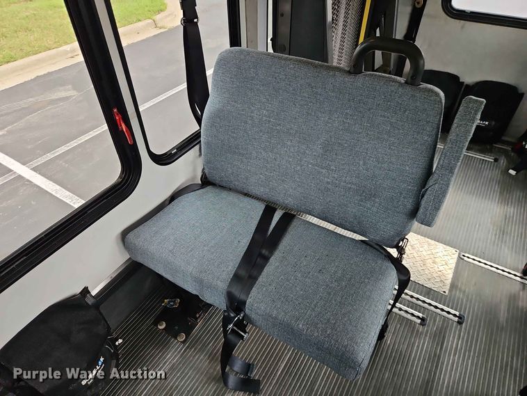 image for item EO8512 2011 Ford E-450 shuttle bus