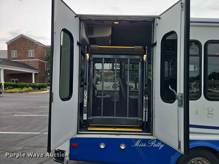 image for item EO8512 2011 Ford E-450 shuttle bus