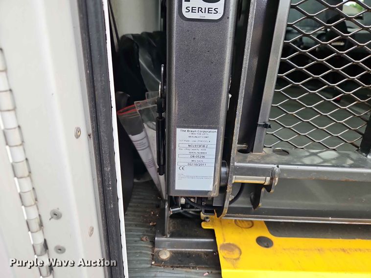 image for item EO8512 2011 Ford E-450 shuttle bus