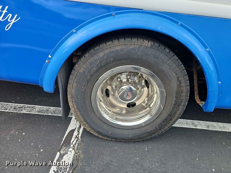 image for item EO8512 2011 Ford E-450 shuttle bus
