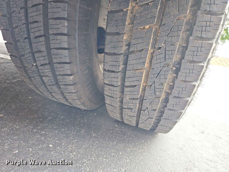 image for item EO8512 2011 Ford E-450 shuttle bus