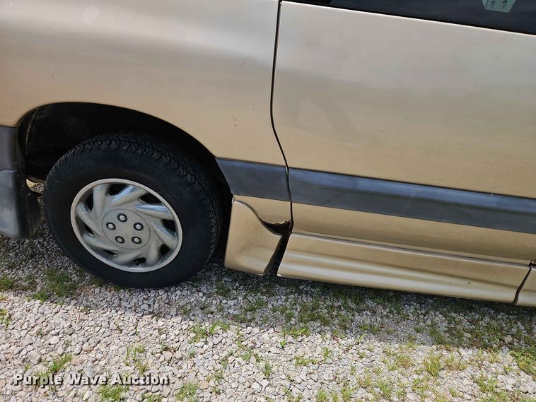 image for item EO8529 2000 Dodge Grand Caravan SE van