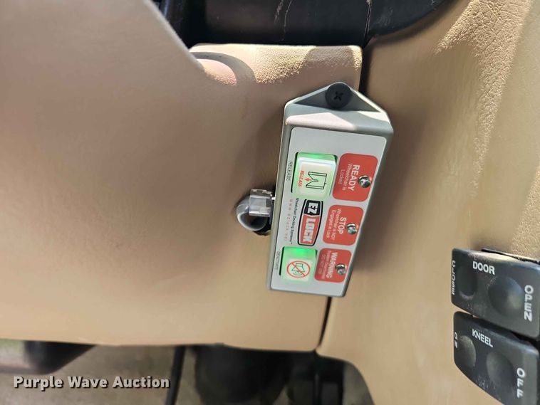 image for item EO8529 2000 Dodge Grand Caravan SE van
