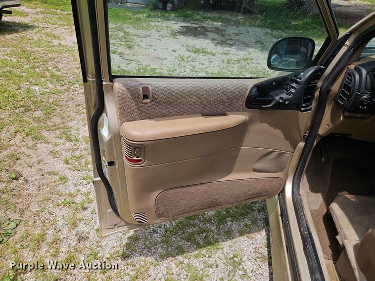 image for item EO8529 2000 Dodge Grand Caravan SE van