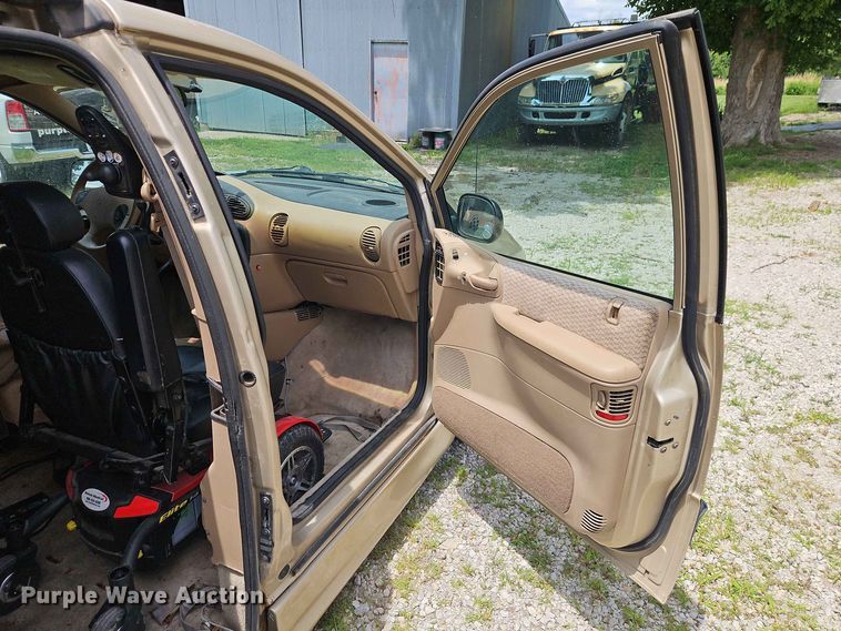 image for item EO8529 2000 Dodge Grand Caravan SE van