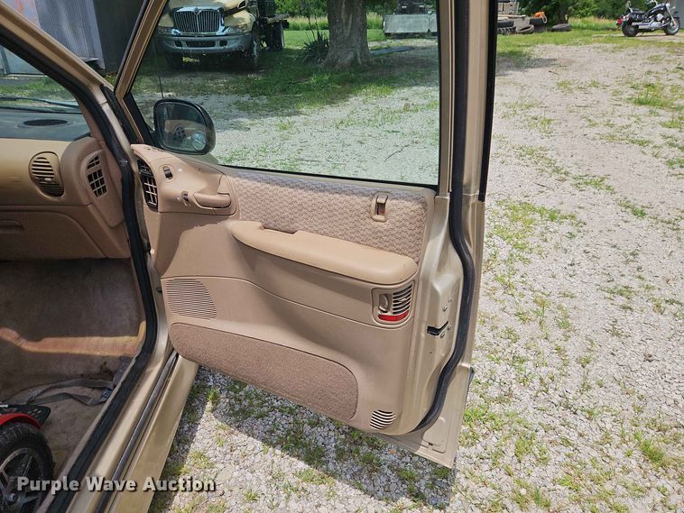 image for item EO8529 2000 Dodge Grand Caravan SE van