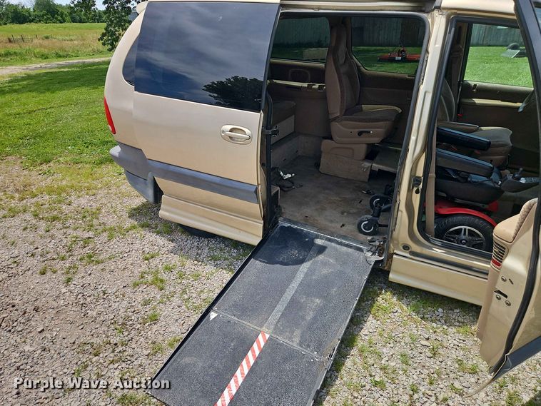 image for item EO8529 2000 Dodge Grand Caravan SE van