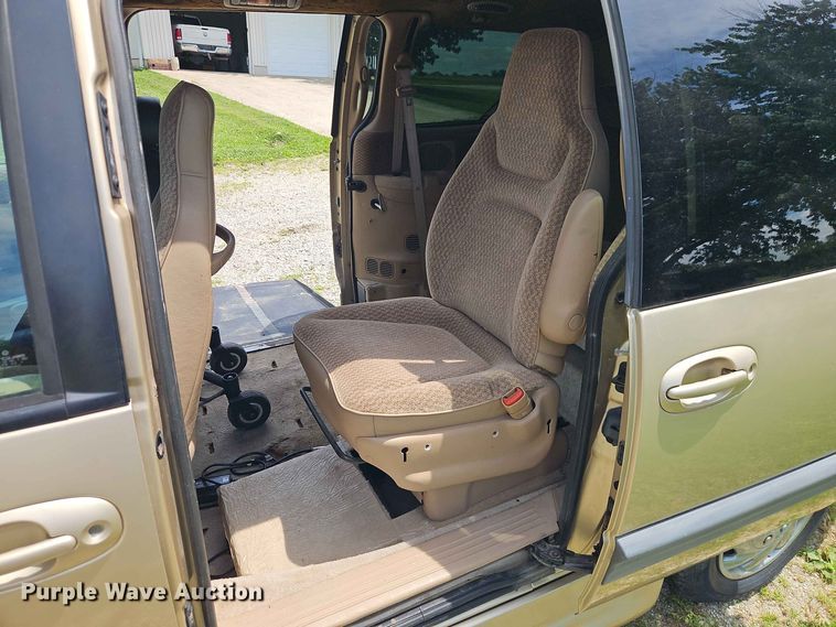 image for item EO8529 2000 Dodge Grand Caravan SE van