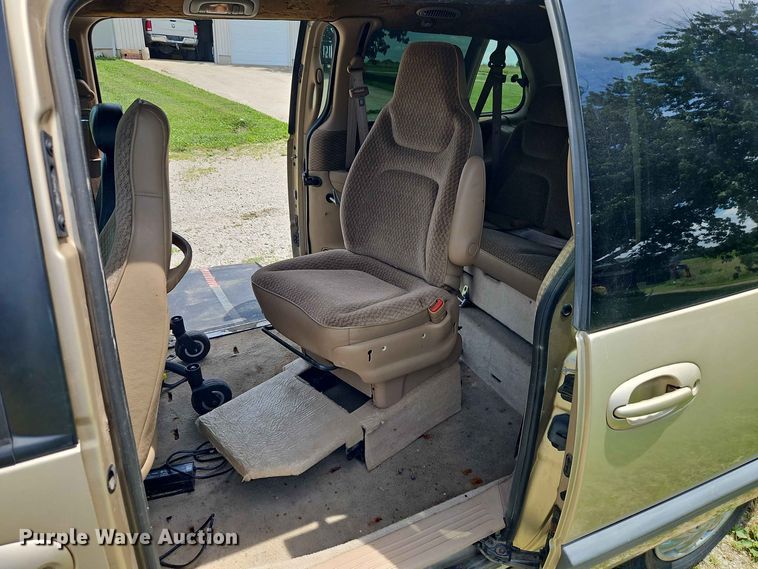 image for item EO8529 2000 Dodge Grand Caravan SE van