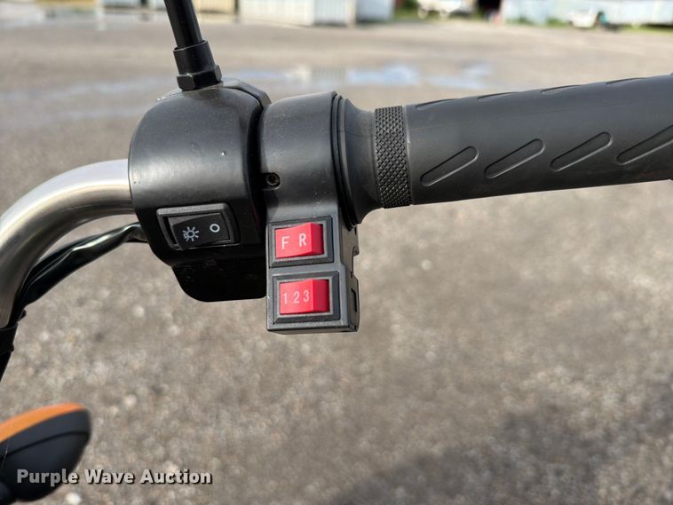 image for item EQ8043 2026 Fengxian Kairun EVT ET13 electric tricycle