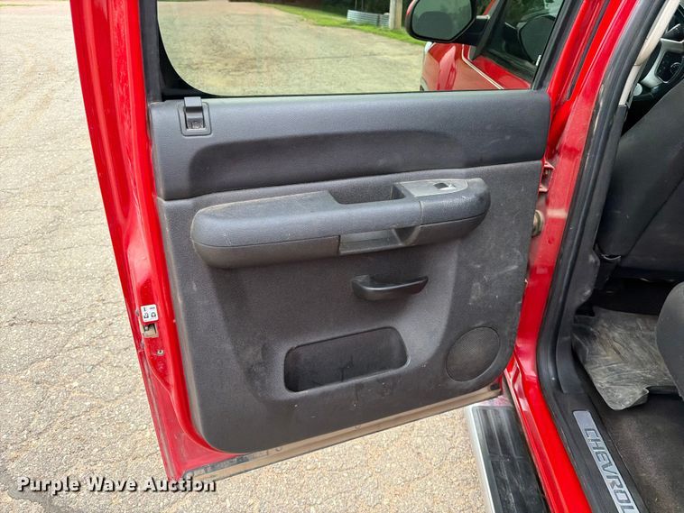 image for item ER1809 2011 Chevrolet Silverado Crew Cab pickup truck