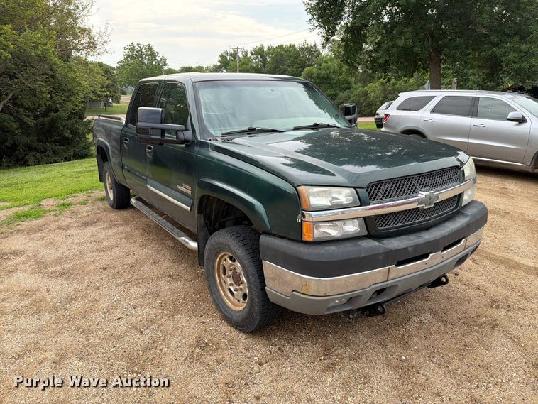 image for item ER1810 2004 Chevrolet Silverado 2500HD Crew Cab pickup truck