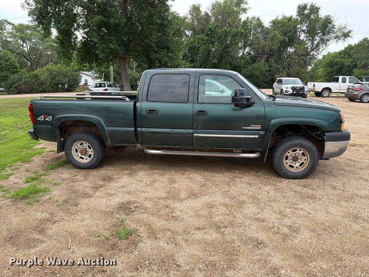 image for item ER1810 2004 Chevrolet Silverado 2500HD Crew Cab pickup truck