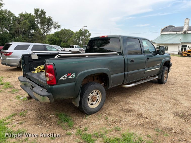 image for item ER1810 2004 Chevrolet Silverado 2500HD Crew Cab pickup truck