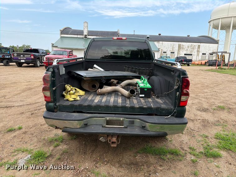 image for item ER1810 2004 Chevrolet Silverado 2500HD Crew Cab pickup truck