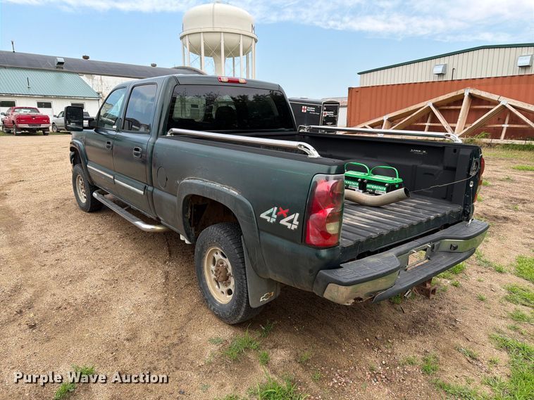image for item ER1810 2004 Chevrolet Silverado 2500HD Crew Cab pickup truck