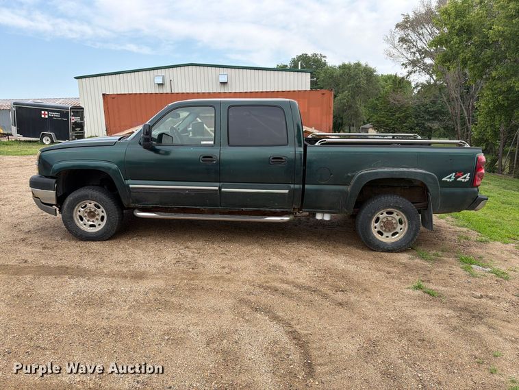 image for item ER1810 2004 Chevrolet Silverado 2500HD Crew Cab pickup truck