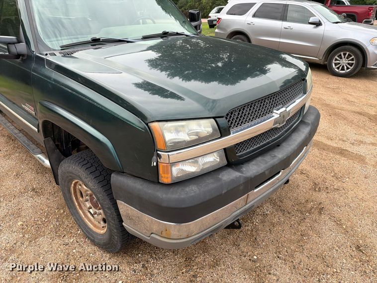 image for item ER1810 2004 Chevrolet Silverado 2500HD Crew Cab pickup truck