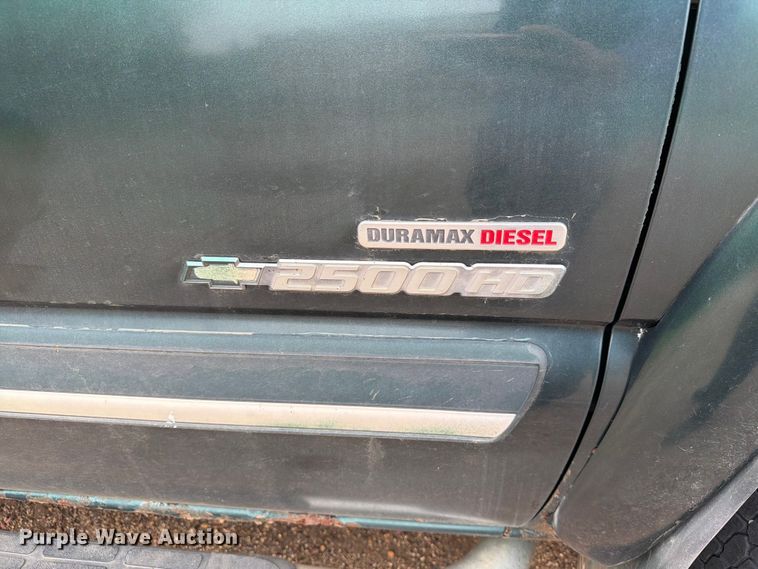 image for item ER1810 2004 Chevrolet Silverado 2500HD Crew Cab pickup truck