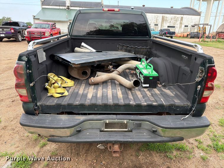 image for item ER1810 2004 Chevrolet Silverado 2500HD Crew Cab pickup truck