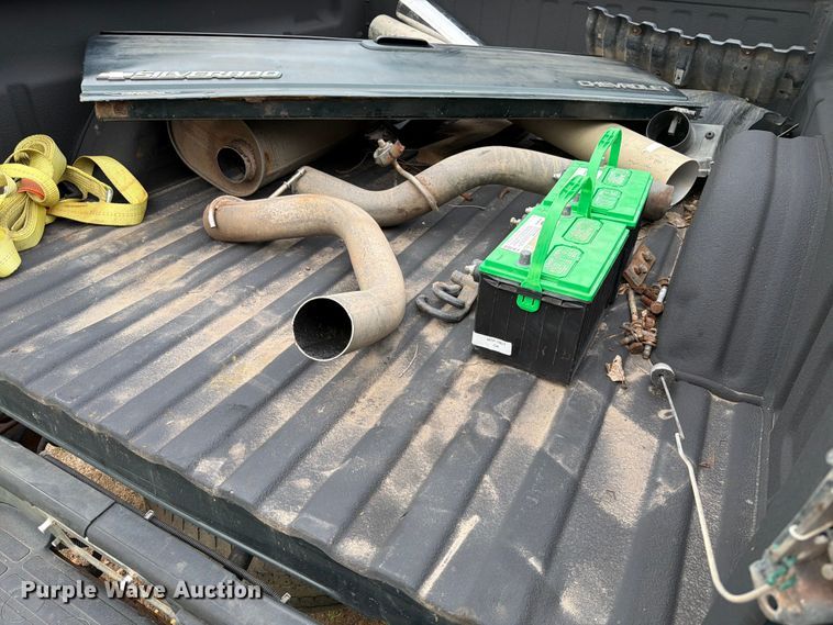 image for item ER1810 2004 Chevrolet Silverado 2500HD Crew Cab pickup truck