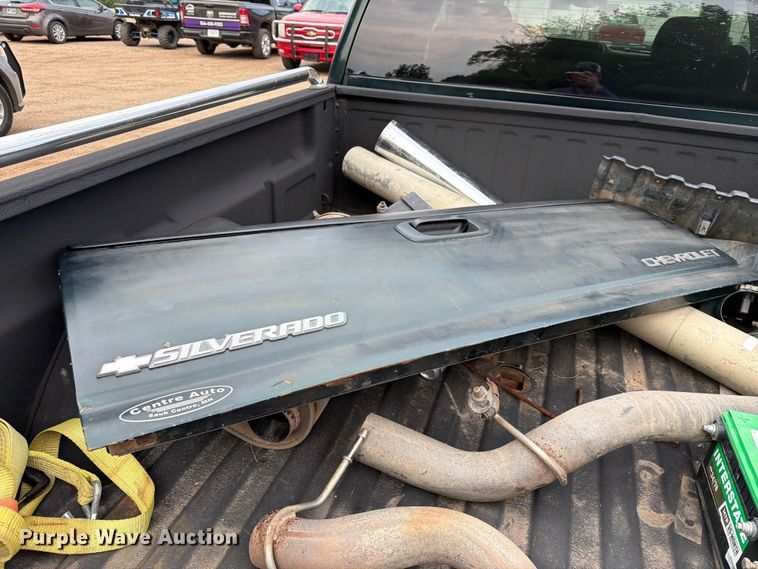 image for item ER1810 2004 Chevrolet Silverado 2500HD Crew Cab pickup truck
