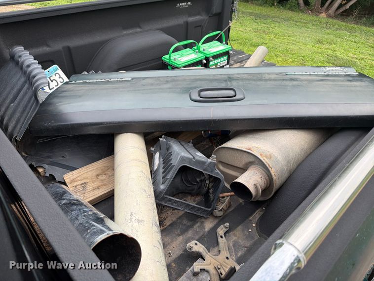 image for item ER1810 2004 Chevrolet Silverado 2500HD Crew Cab pickup truck
