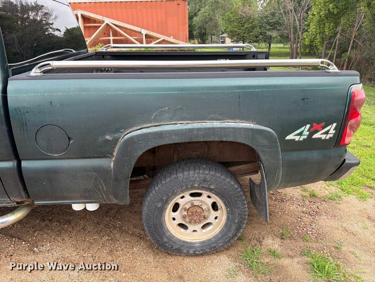image for item ER1810 2004 Chevrolet Silverado 2500HD Crew Cab pickup truck