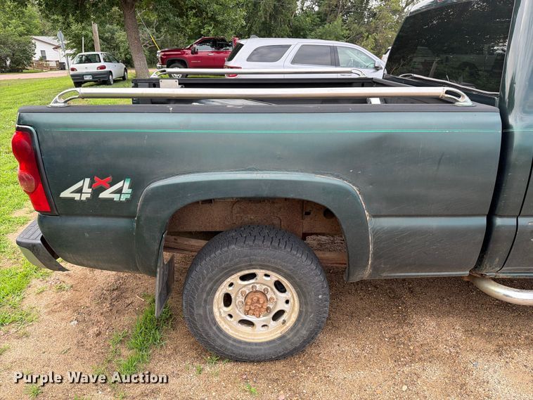 image for item ER1810 2004 Chevrolet Silverado 2500HD Crew Cab pickup truck