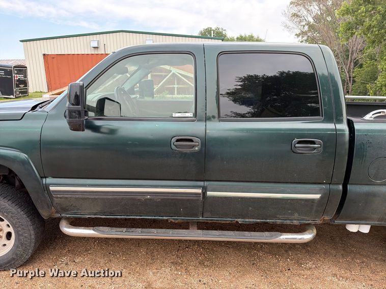 image for item ER1810 2004 Chevrolet Silverado 2500HD Crew Cab pickup truck