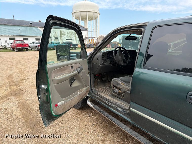 image for item ER1810 2004 Chevrolet Silverado 2500HD Crew Cab pickup truck