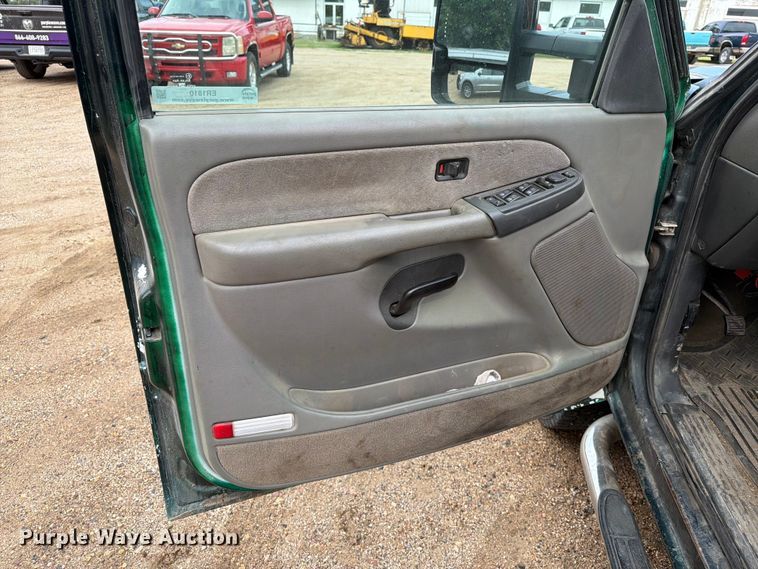 image for item ER1810 2004 Chevrolet Silverado 2500HD Crew Cab pickup truck
