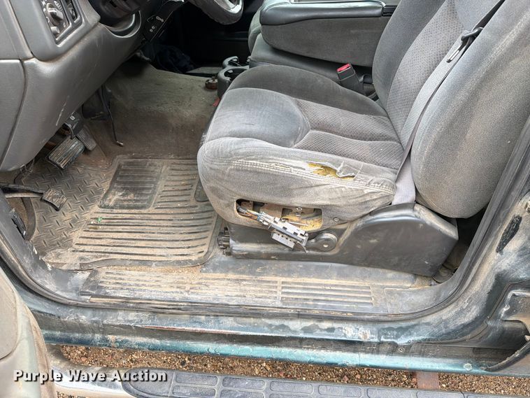 image for item ER1810 2004 Chevrolet Silverado 2500HD Crew Cab pickup truck