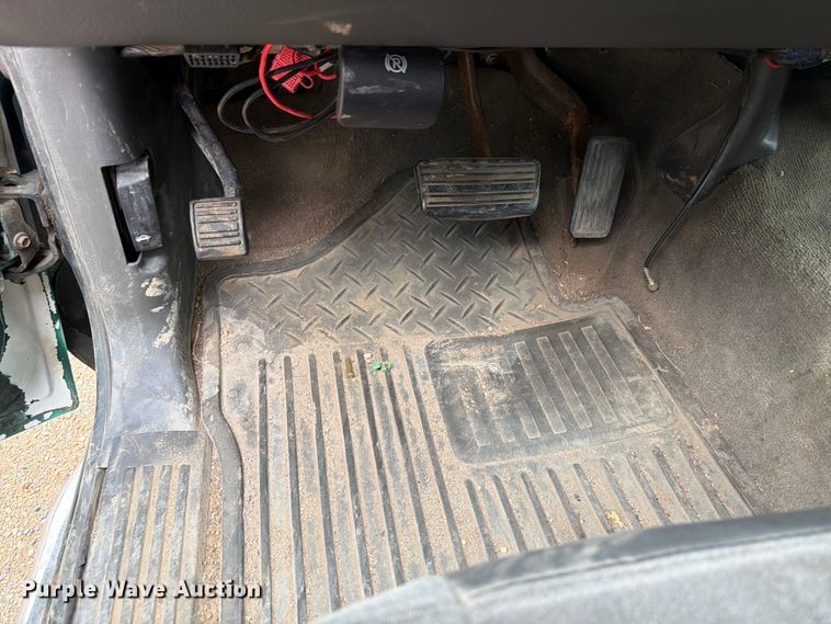 image for item ER1810 2004 Chevrolet Silverado 2500HD Crew Cab pickup truck