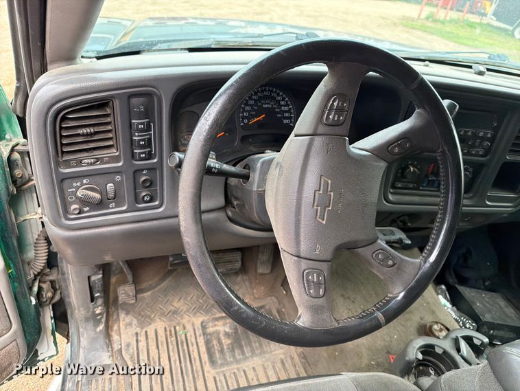 image for item ER1810 2004 Chevrolet Silverado 2500HD Crew Cab pickup truck