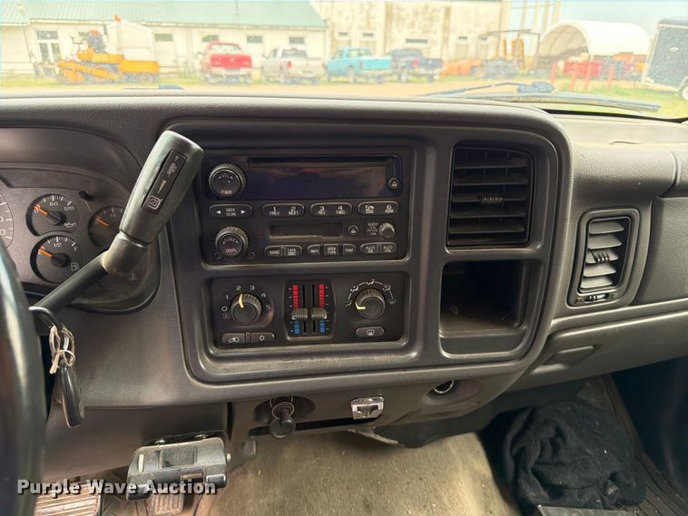 image for item ER1810 2004 Chevrolet Silverado 2500HD Crew Cab pickup truck