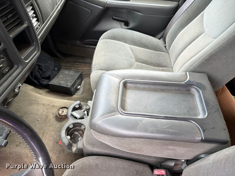 image for item ER1810 2004 Chevrolet Silverado 2500HD Crew Cab pickup truck