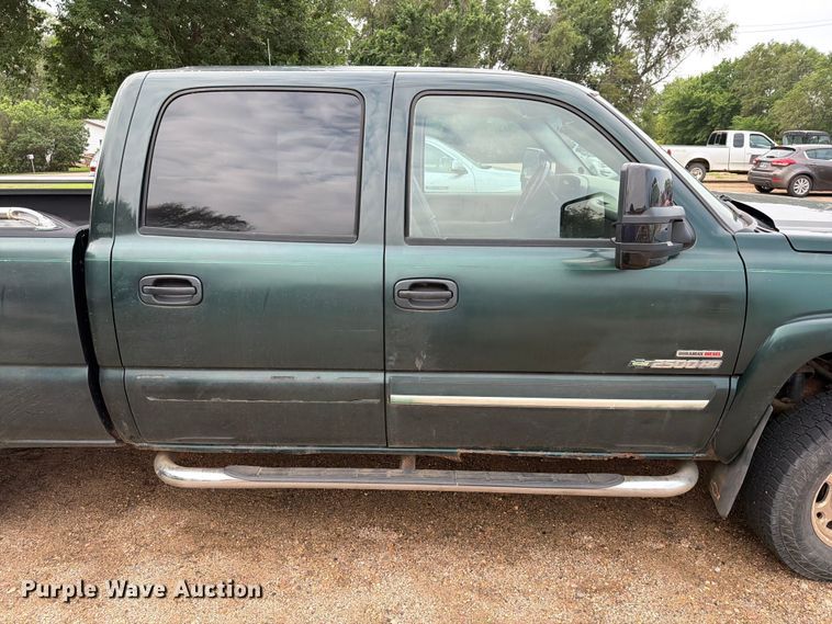 image for item ER1810 2004 Chevrolet Silverado 2500HD Crew Cab pickup truck
