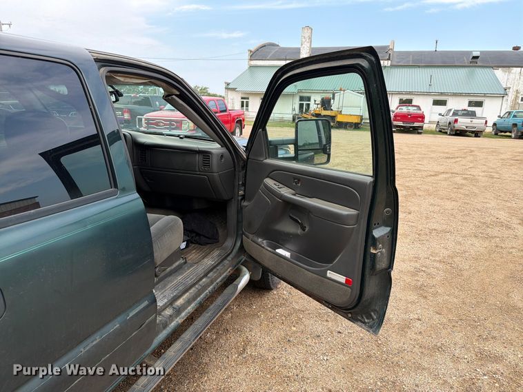 image for item ER1810 2004 Chevrolet Silverado 2500HD Crew Cab pickup truck