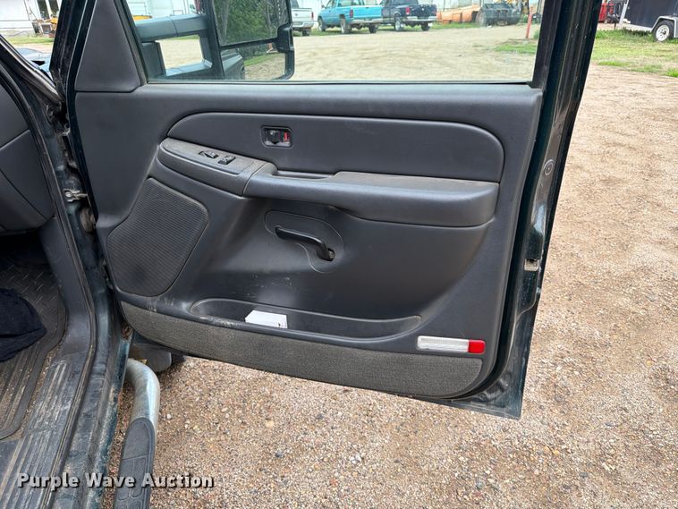 image for item ER1810 2004 Chevrolet Silverado 2500HD Crew Cab pickup truck