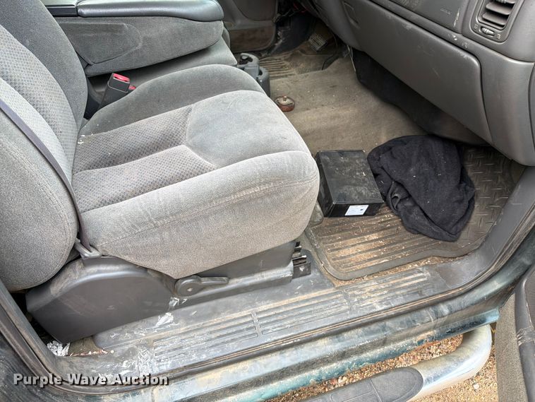 image for item ER1810 2004 Chevrolet Silverado 2500HD Crew Cab pickup truck